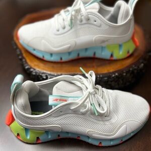 Woman’s sneakers 🌺